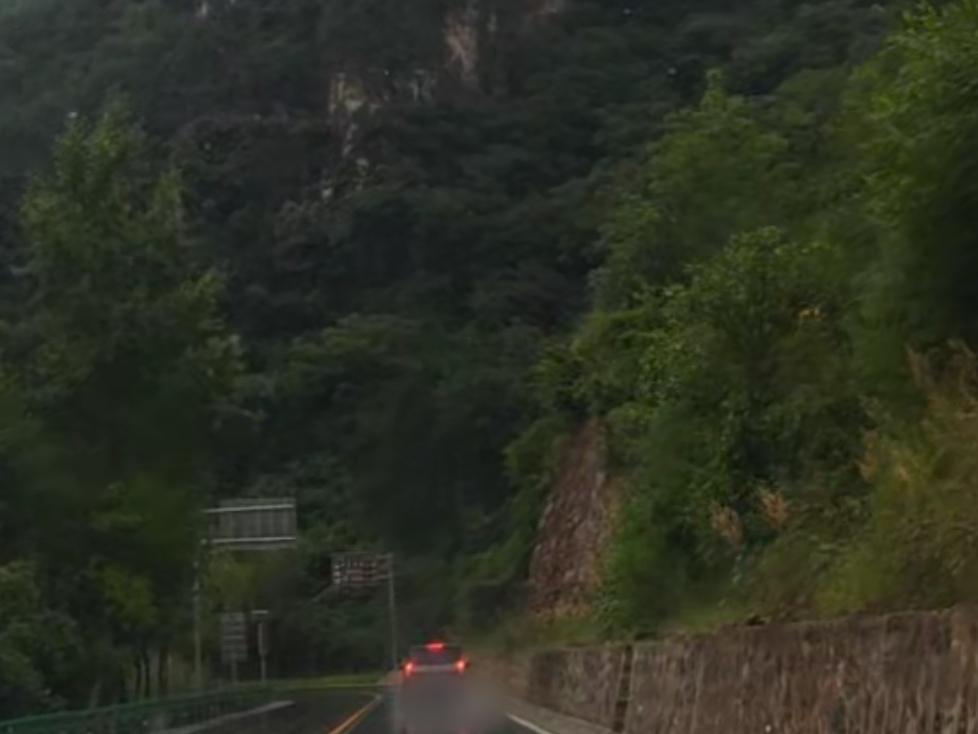 峡谷烟浮仙雾悠，
游人络绎踏青游。
忽逢疏雨沾山色，
一壑凉风吹碧流。