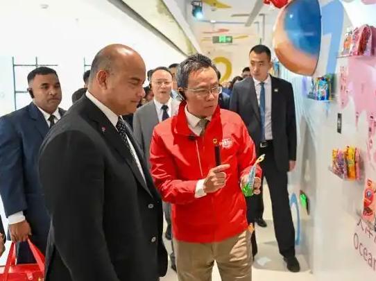 出去闯一闯，结果做到别国老大了，瑙鲁总统回广东老家过年，村口狮鼓相迎太有排面。