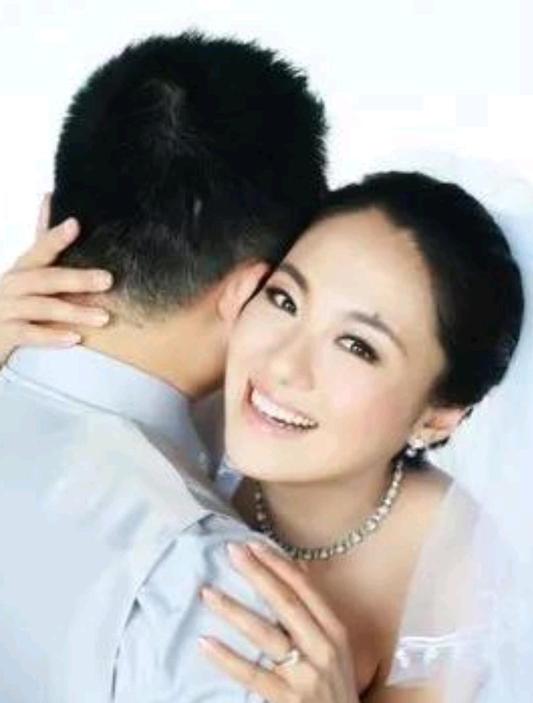 2010年，沈傲君怀孕6个多月时，外交官老公出差了，一天晚上有人敲门，她开门，是