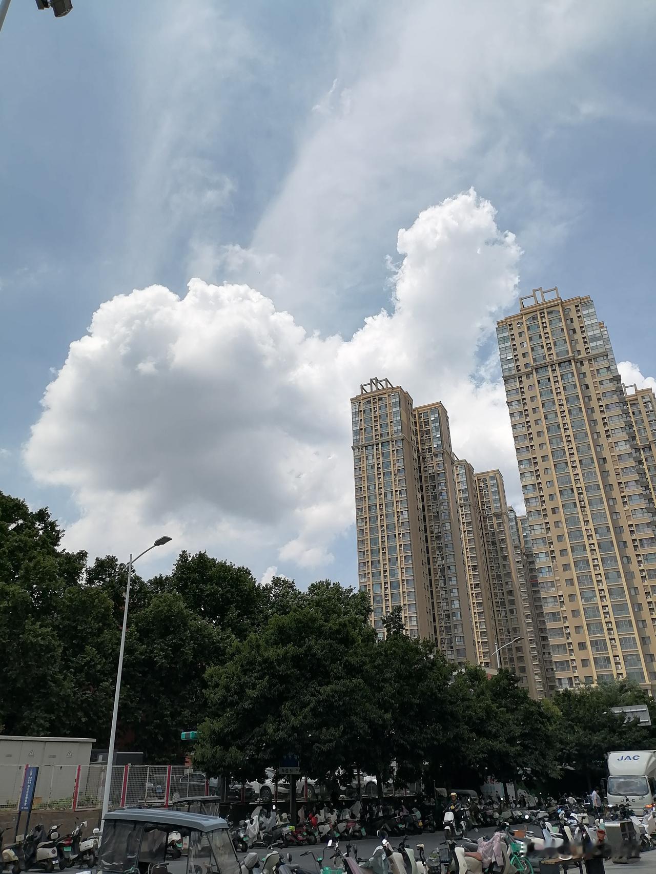 夏日生活打卡季夏日炎炎，看看高楼上面的白云，酷像中国地图。