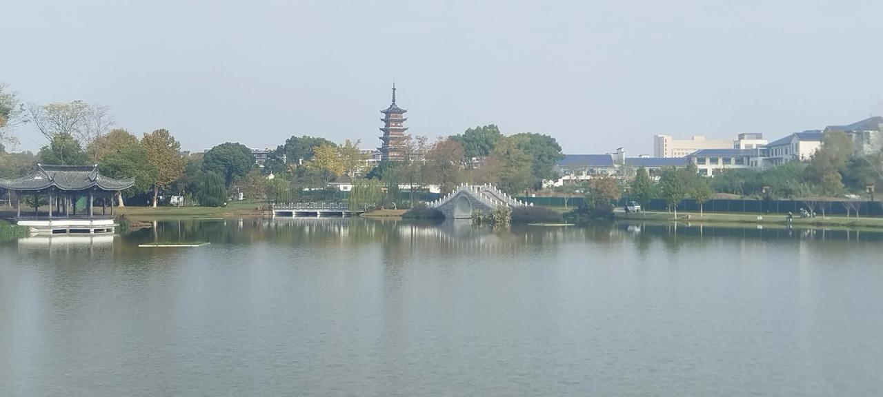 湖光山色翠，亭台倒影中。