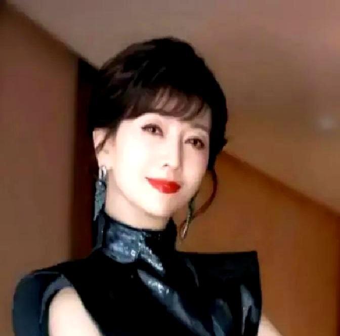 一封情书，如何将一个男人送进寺庙，却把一个女人推上神坛？
别忘了，黄元申当年是红