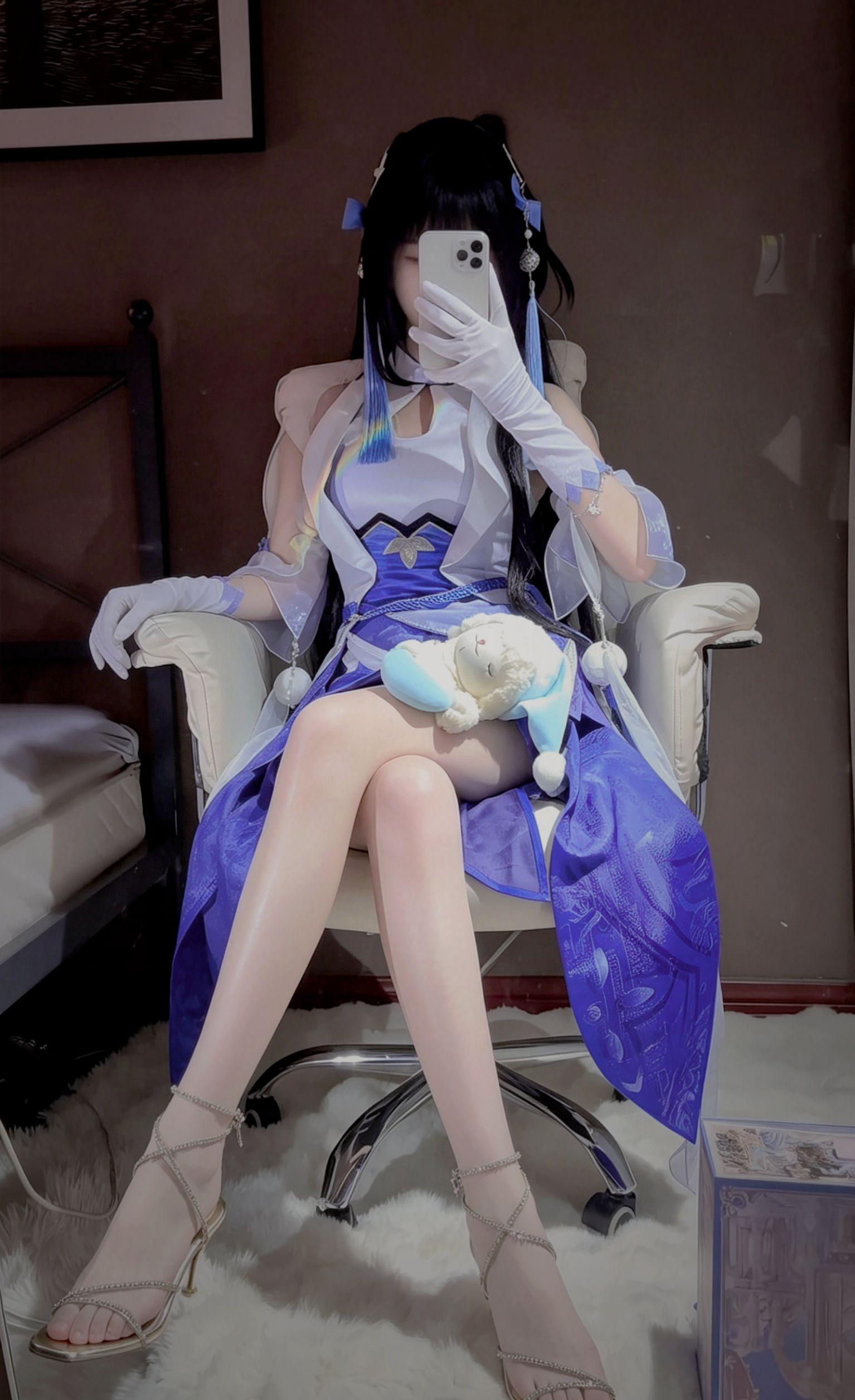 「我的名字是神里绫华，社奉行神里家的大小姐。」