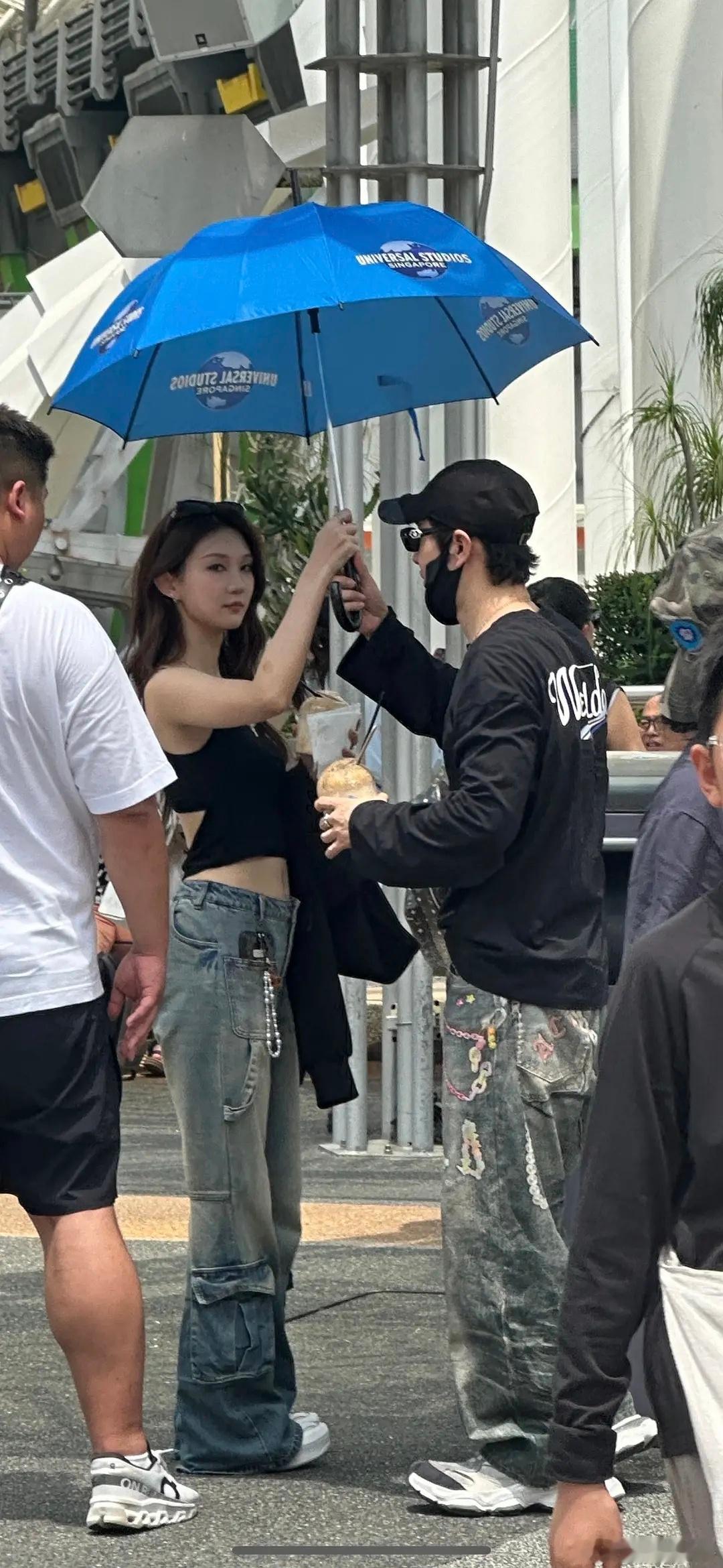 新加坡环球影城偶遇黄晓明和女生同游有网友在新加坡环球影城偶遇黄晓明和一个女生同游