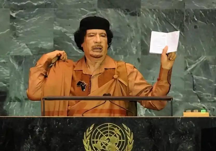 2009年，利比亚领导人卡扎菲，在联合国大会上狂喷90分钟，并撕毁联合国宪章。