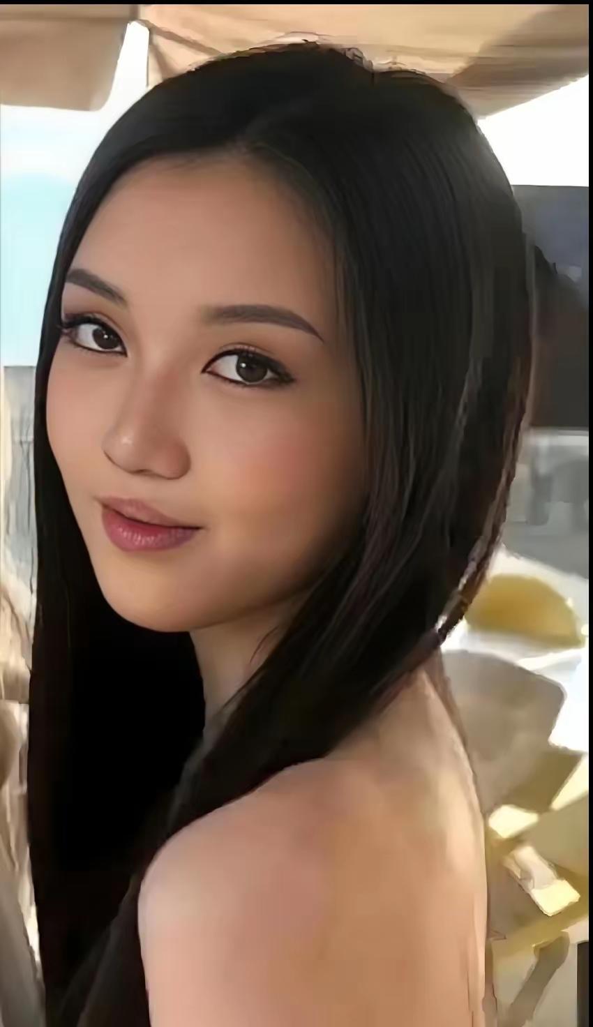 李嫣的嘴巴彻底好了，长得越来越像李亚鹏了，终于算是美女了！只有这样的李嫣，才能让