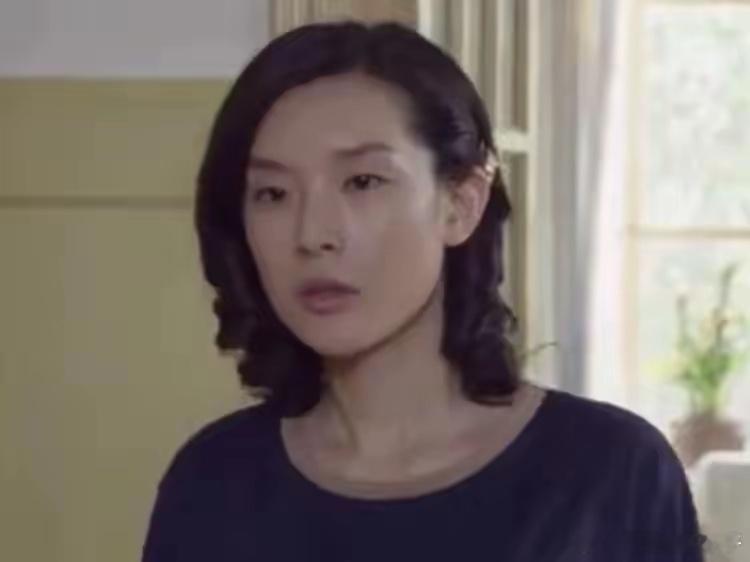 38岁女星汪飏近况，旅居法国3年没拍戏，在餐厅洗碗赚钱称很快乐 ​​​