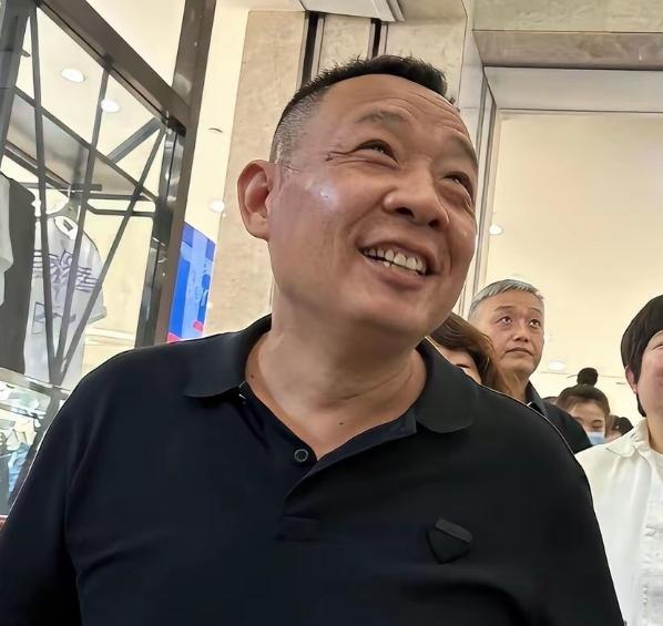 胖东来本想搞个大胆改革，结果骂声一片。新规说新员工干四年就到期，除非特别优秀，否