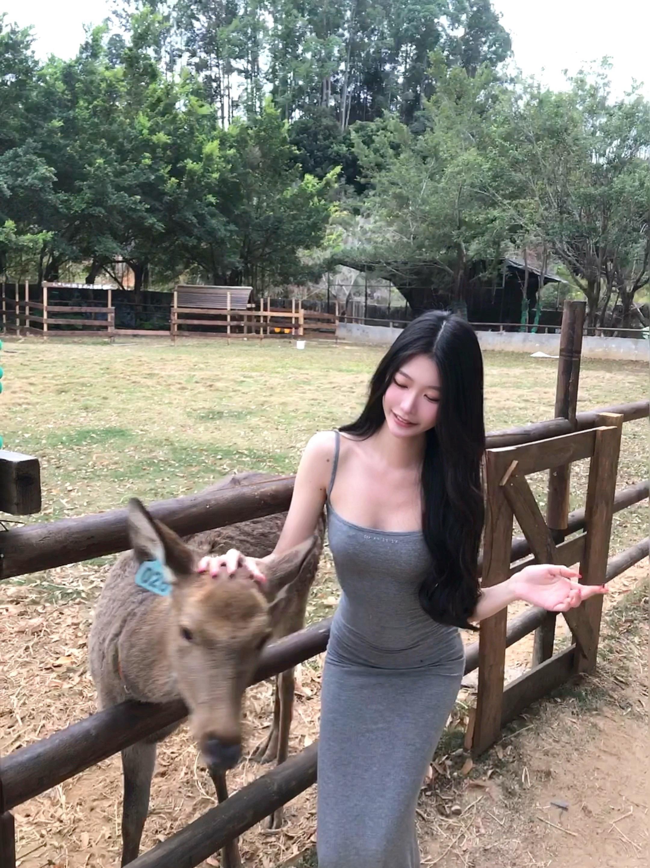 她的牙齿很整齐 笑起来很可爱