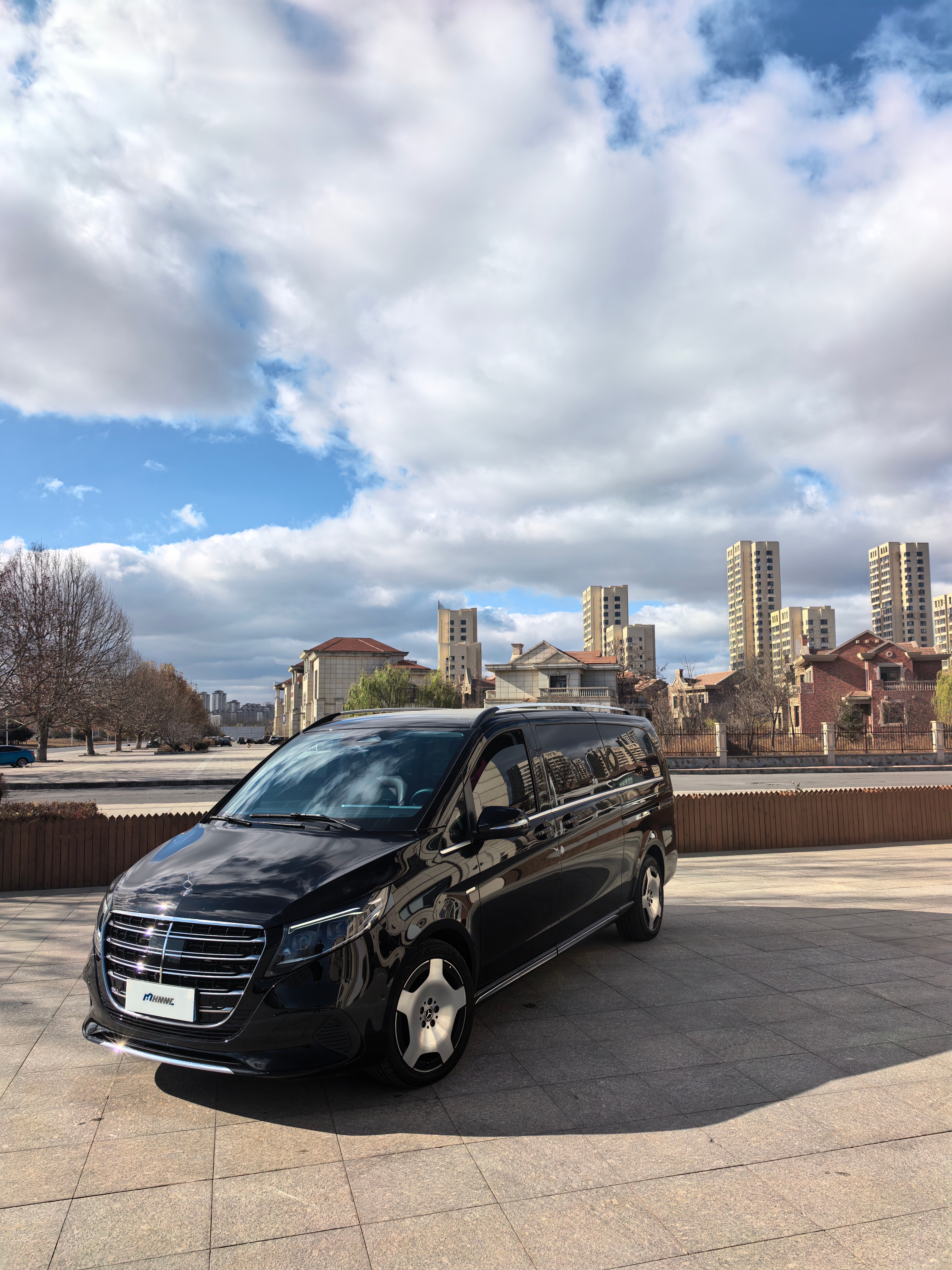 每个人说一句你们对于奔驰 V 的印象随便说，抽个盲盒奖品给你们。 