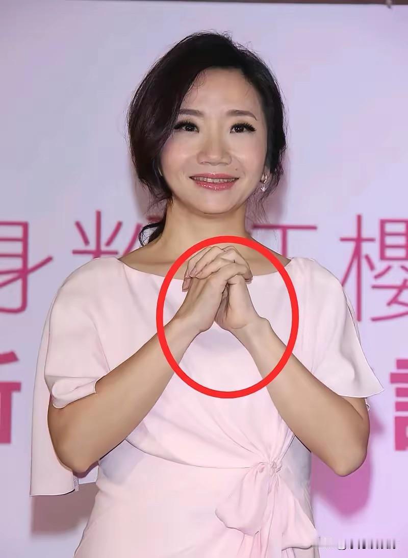 “桃子”小姐是我从小到大一直觉得很丑的女演员！
抛开她的言行举止，她的长相确实很