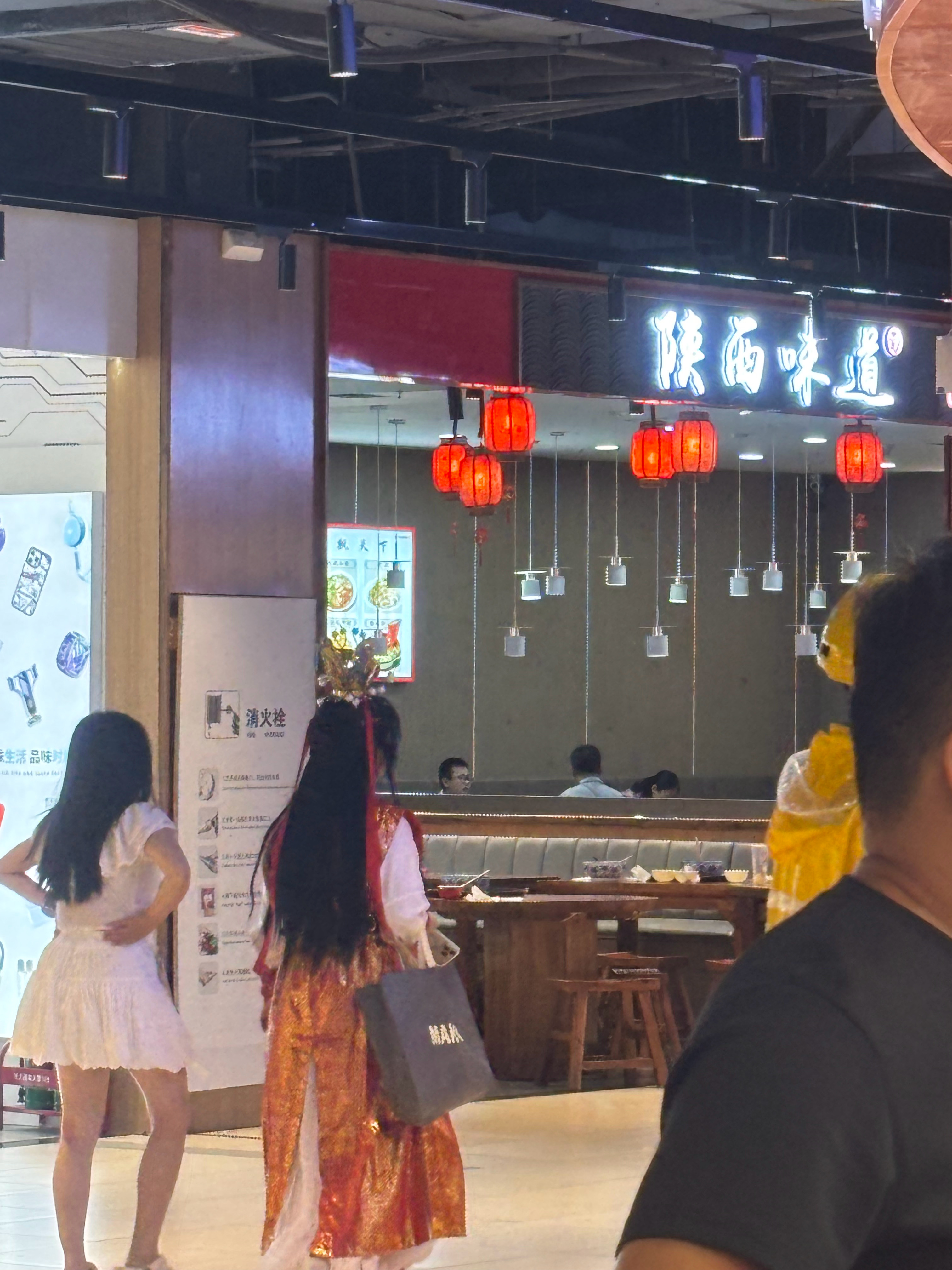 开封的商场内，随处可见古人在逛街