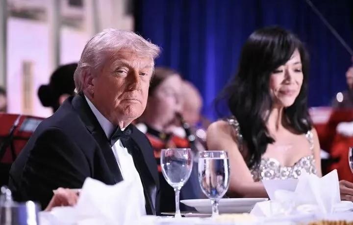 4月25日晚上，美国总统特朗普在白宫参加记者协会举行宴会上，突然枪声大作，在保镖