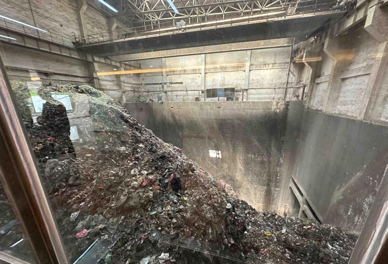 罗平县的垃圾焚烧厂，每天用巨量垃圾焚烧发电[吐舌]