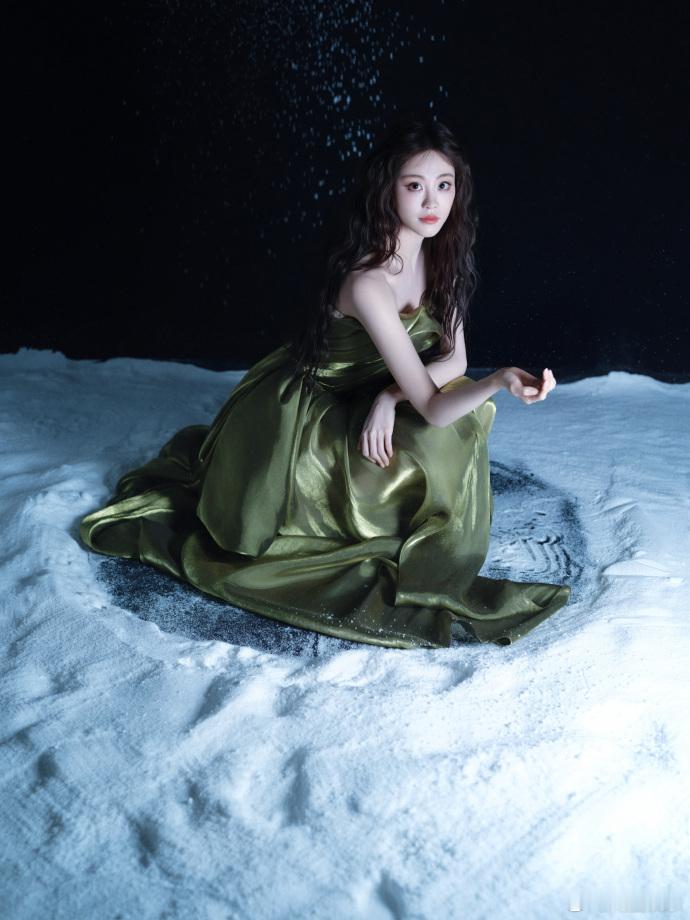 祝绪丹水晶球蝴蝶  祝绪丹尖叫之夜造型，绿裙披发蝴蝶发夹，飞进童话书水晶球里的小