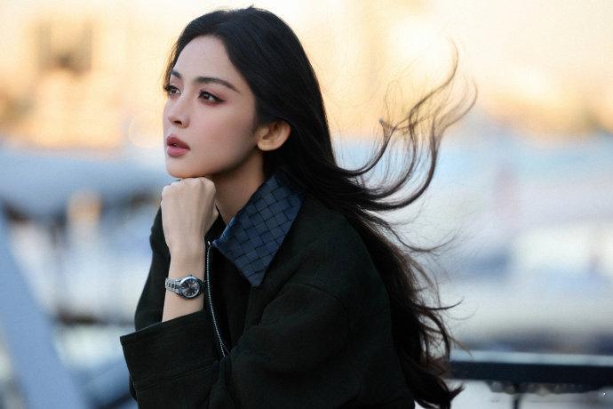 娜扎把单眼皮的美诠释得太到位！高耸眼眶骨赋予眼部足够立体感，眼窝深邃有神，没有双