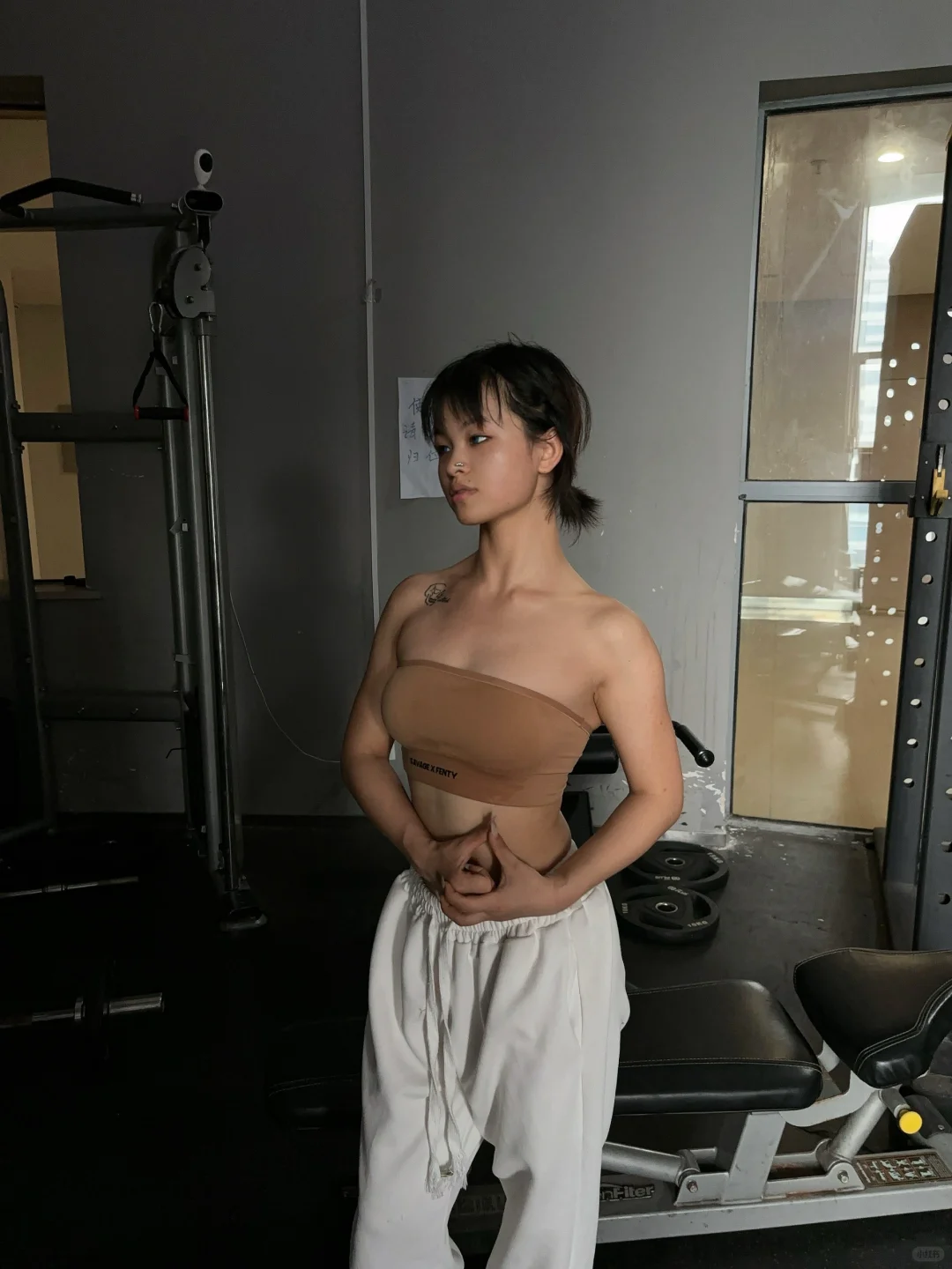 这健身房破得像进了剧本杀现场