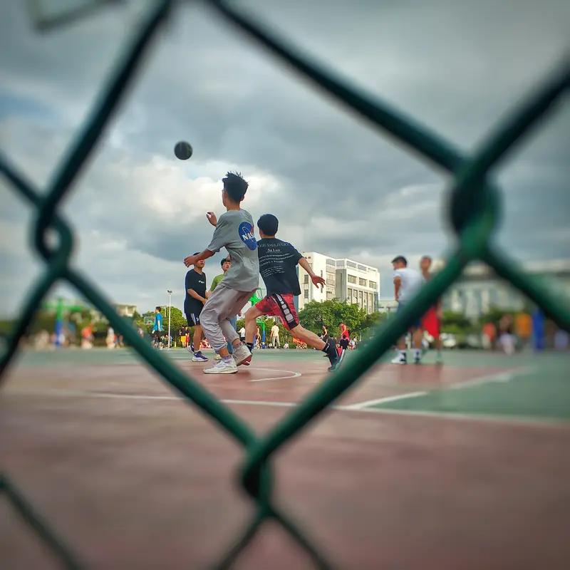 离谱！AI生成照片拿摄影大赛冠军，5位评委没看出来，网友放大3倍找出破绽
 
家