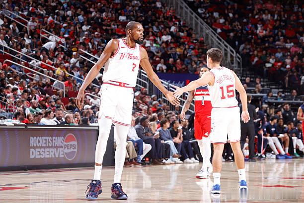 火箭战胜奇才谢有为今日赛场帅照📸一个字：帅！！！！但是我家粉丝兄弟更帅