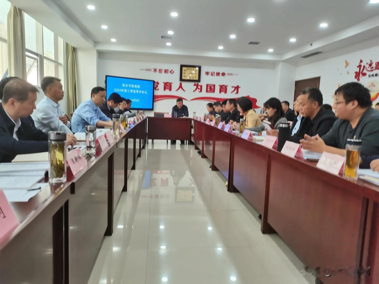 “虚心竹有低头叶，傲骨梅无仰面花。”做人，宁可自卑而尊人，也不要自高自大，目中无