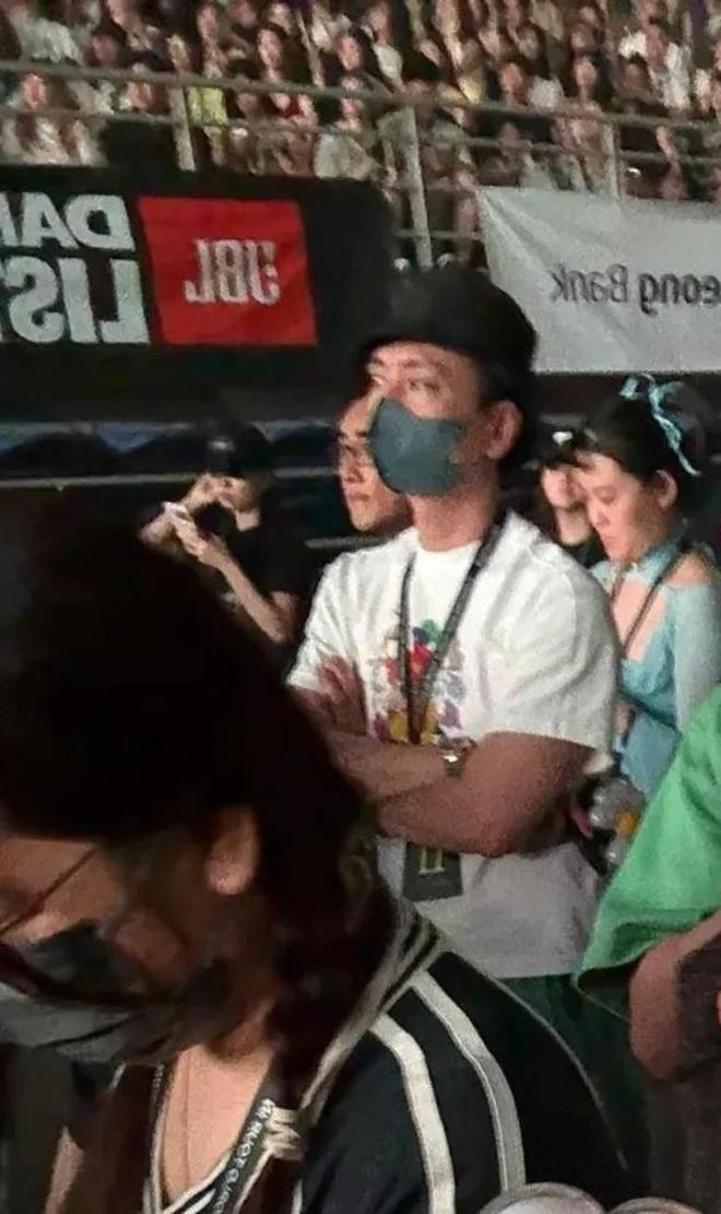 黄宗泽带女伴观看GD演唱会引发绯闻，蔡洁澄清并开玩笑要求补票。明星打卡吉隆坡演唱