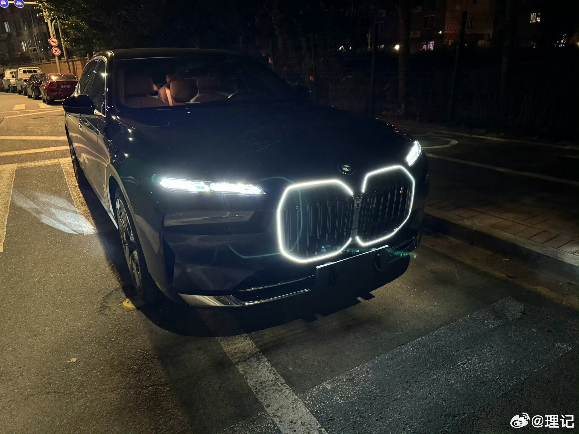 我把宝马i7和009光辉都报给二手车商了，实在是难以割舍，哪台先卖了，另一台就不