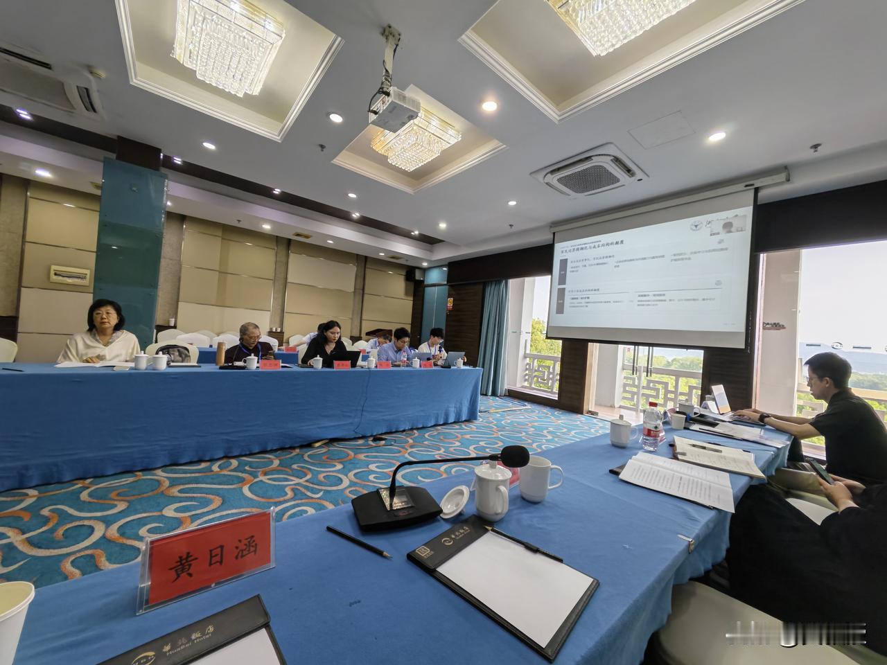 今天在浙江大学开会
✌︎˶╹ꇴ╹˶✌︎ 
坐我旁边的教授问我，说你怎么还有时间在