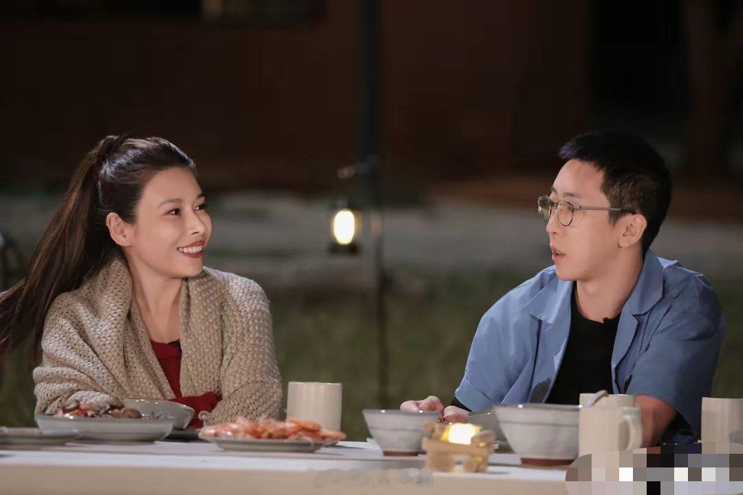 葛夕戴了魅女的木镯子网友发现葛夕戴了《永夜星河》魅女差不多一样的木镯子，还调侃葛