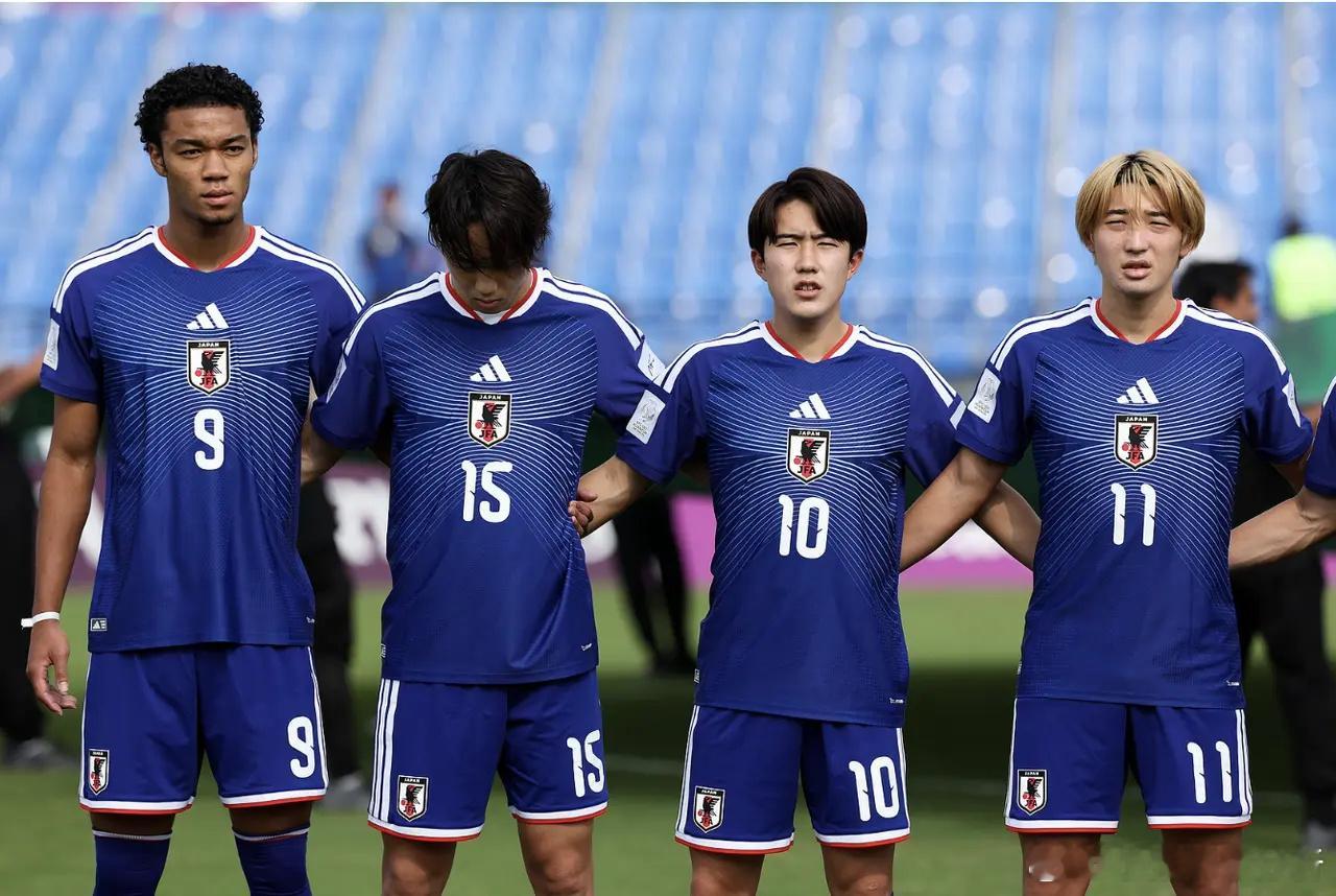 绝望！李昊眼神落寞蹲地：U23国足1场遇2次折射 76分钟0-4日本u23国足0