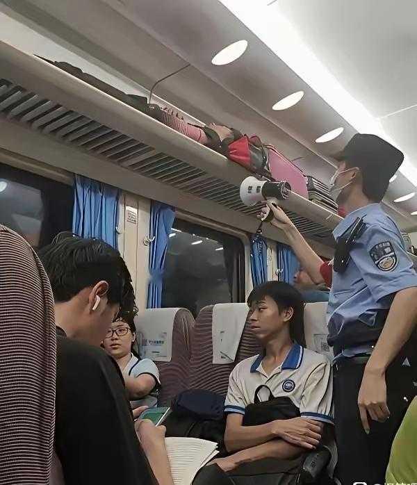 我去，怎么上去的？
想坐高铁卧铺却被无情制止
