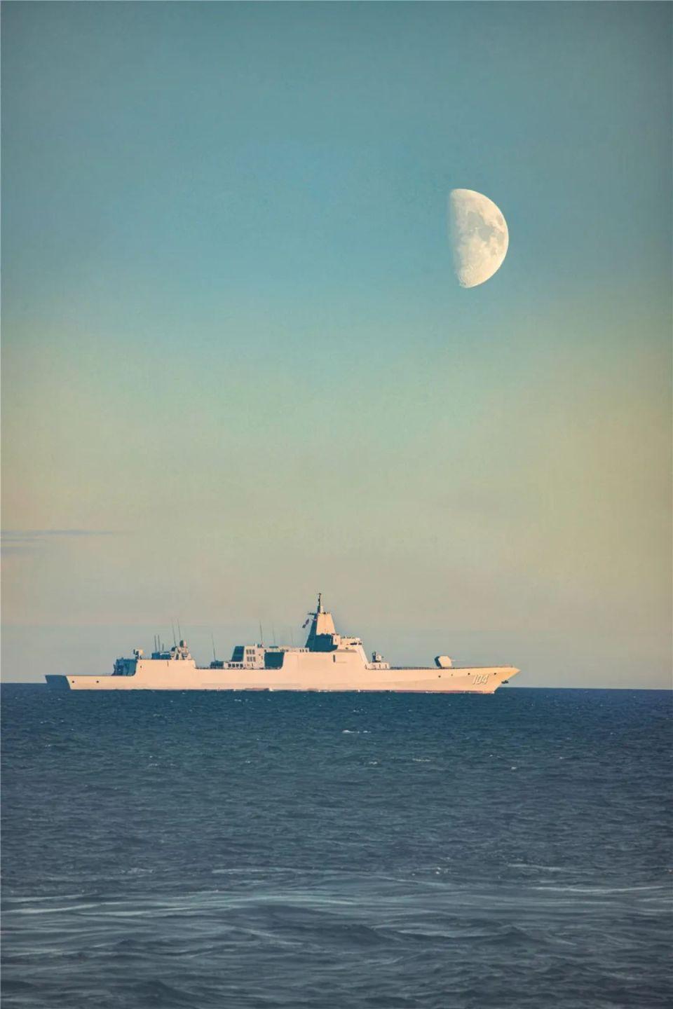沧海砺初心，碧海锻风骨。从往日舟船起步到如今巨舰巡航，海上力量历经岁月磨砺、稳步