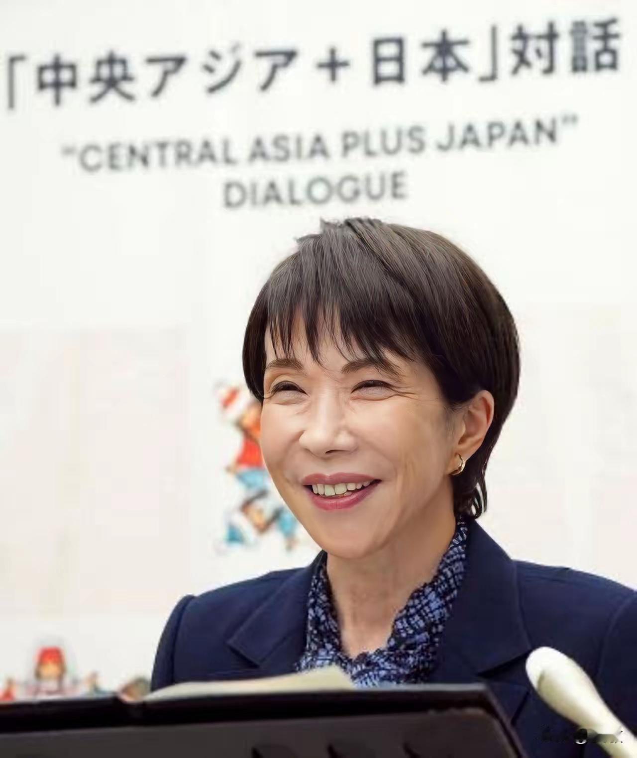 让日本首相高市早苗评论美国抓捕马杜罗事件，她说，忙搬家呢，没有时间关注西半球的事