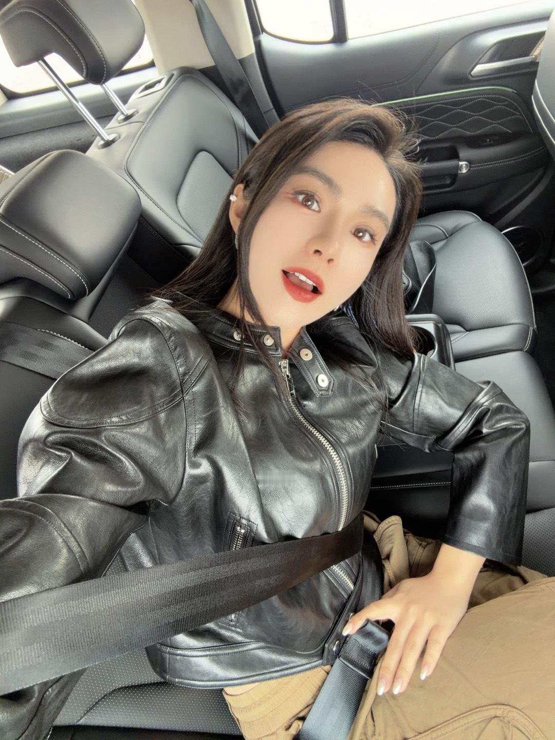 沙漠没信号！但是照片还得发吹一吹旷野的风🏜️沙漠和坦克绝配 ​​​