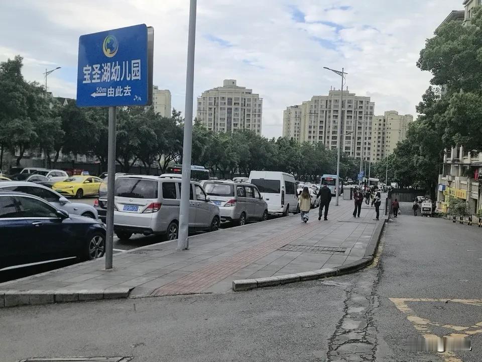 昨天我们小区一个老太太。在家里死了几个月了才被发现。发现他的还是他的几个好友。这