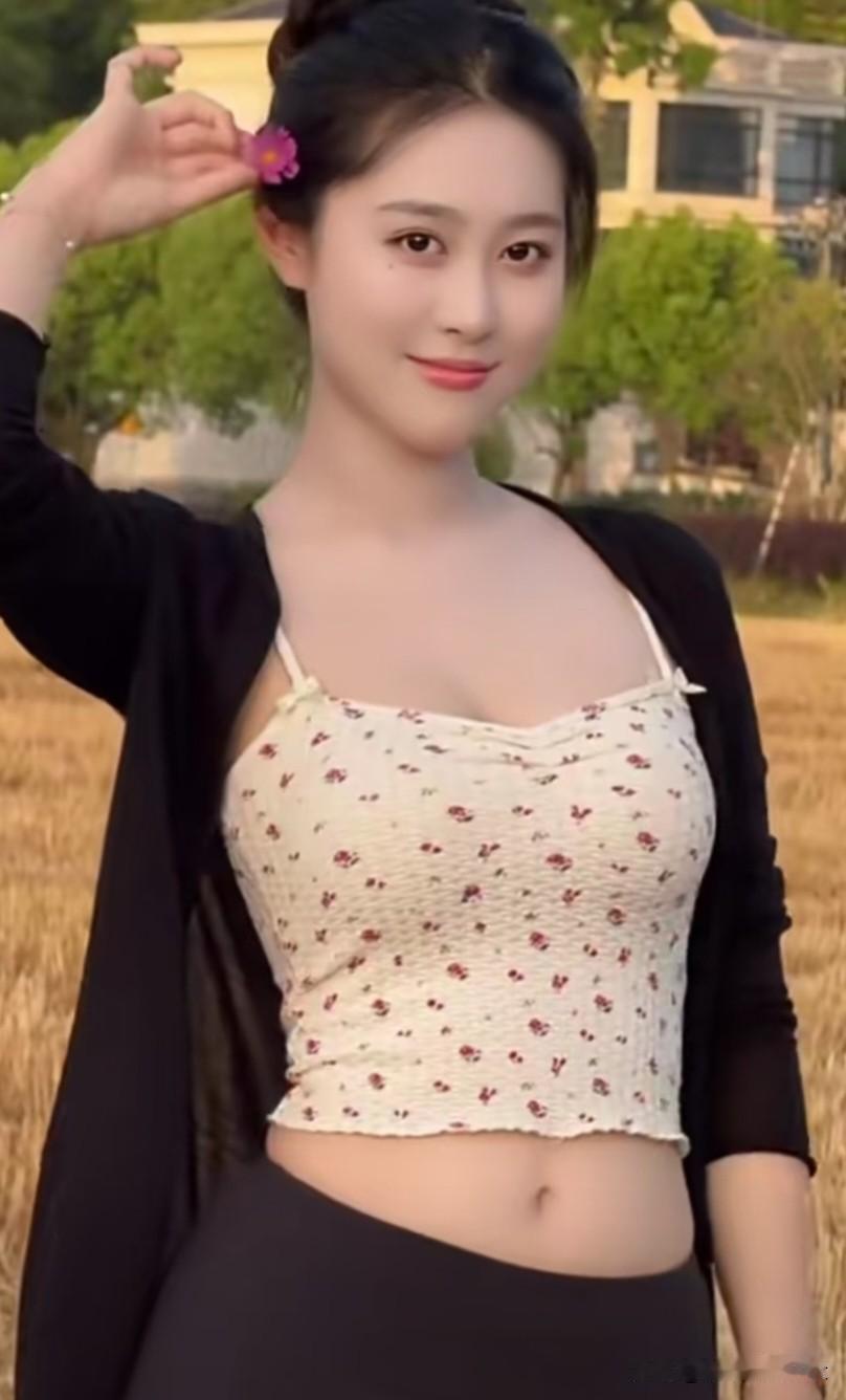 阮郎归·野原芳
 
晴郊金浪漫晴光，簪花俏面扬。
碎花小衬外衫长，嫣然自带香。
