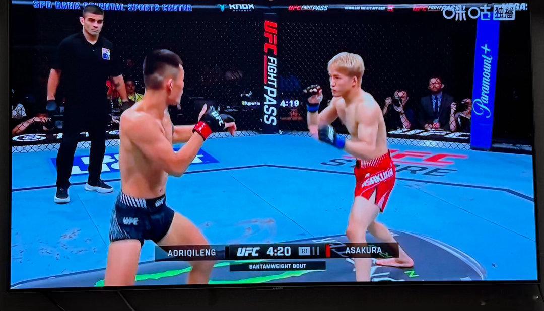 有没有人跟卡哥一样看了一下午的 UFC 上海，副赛看的都不想发微博，还好主赛连赢