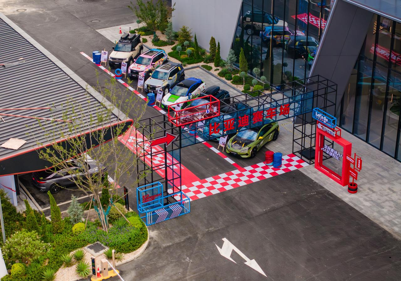 比亚迪郑州赛车场：以“极速引擎”驱动中原区域经济新生态
在郑州，一座占地广阔、地