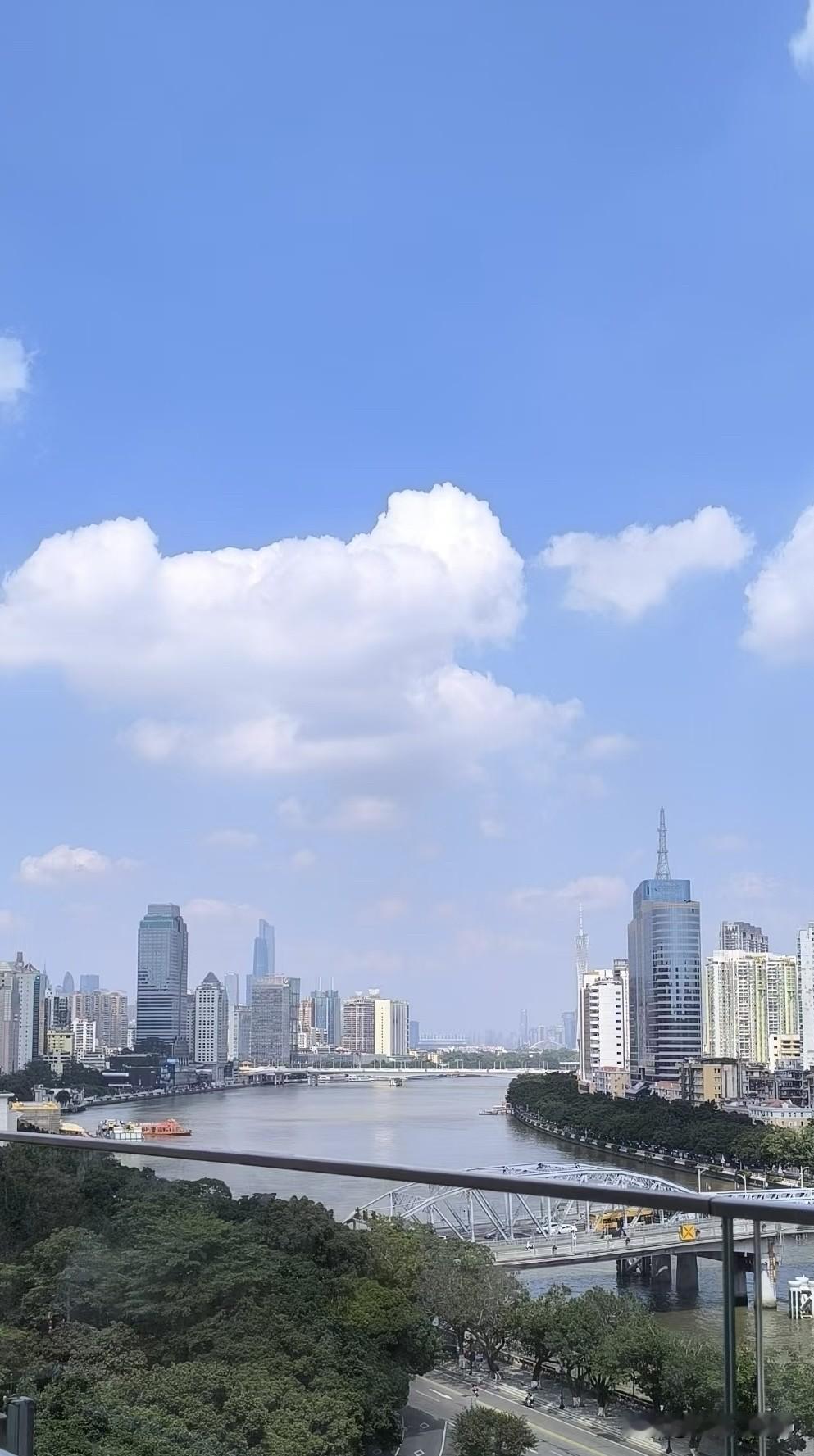 上联：社会和谐民有福
下联：国家昌盛国增辉
