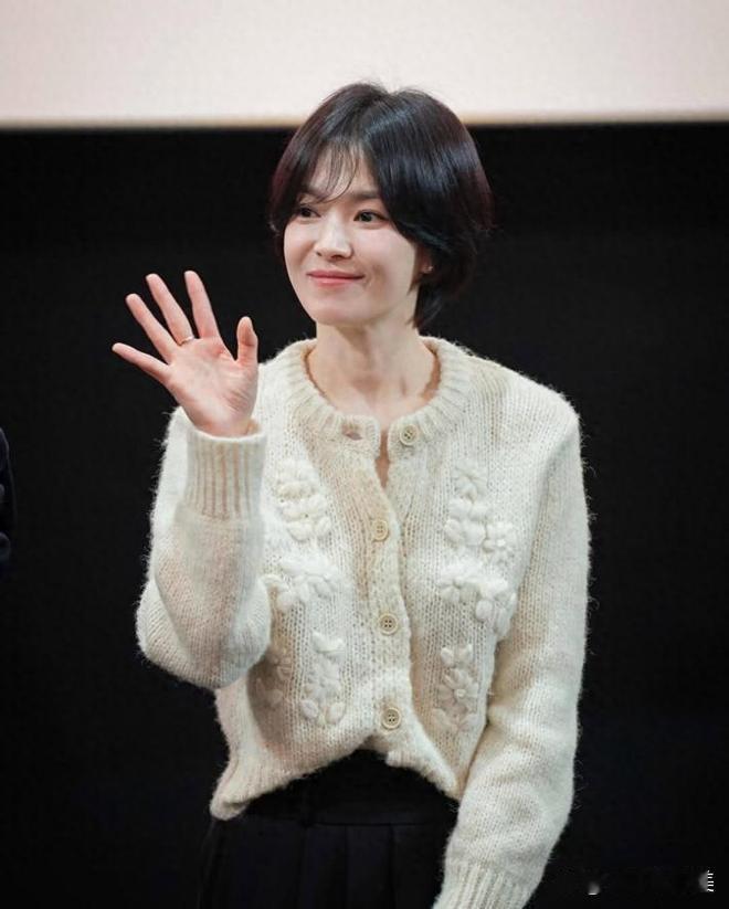 43岁宋慧乔剪了短发大回春！穿米色毛衣+黑色半身裙，时髦温柔又减龄！ 