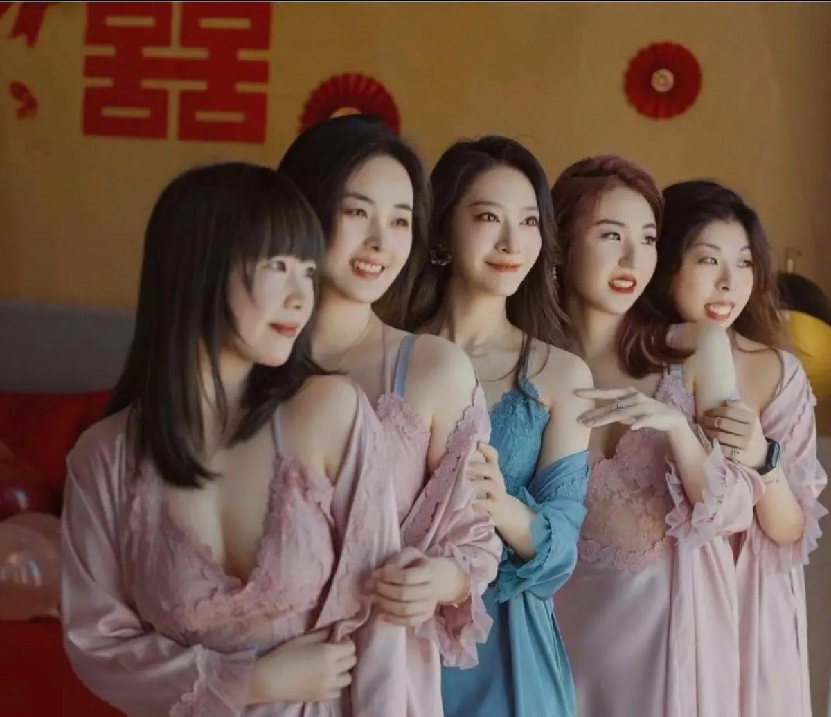 这些伴娘真漂亮，笑容好甜，婚礼现场洋溢着幸福的气息。新娘和新郎满脸喜悦，亲朋好友