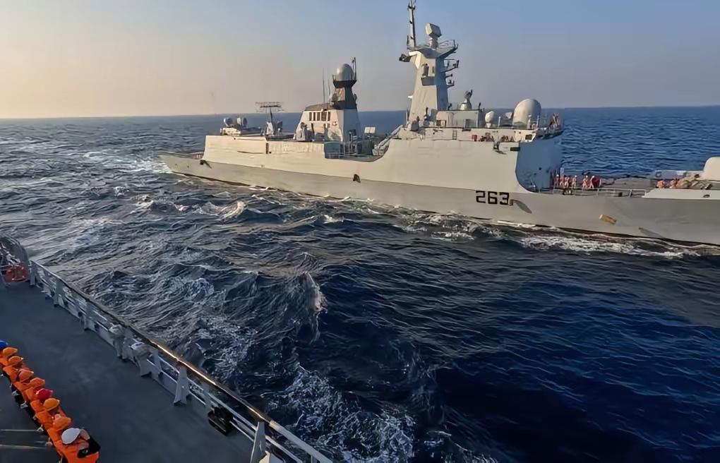 美伊打得昏天黑地，全世界都盯着航母导弹，没人注意一艘4000吨中国护卫舰在霍尔木