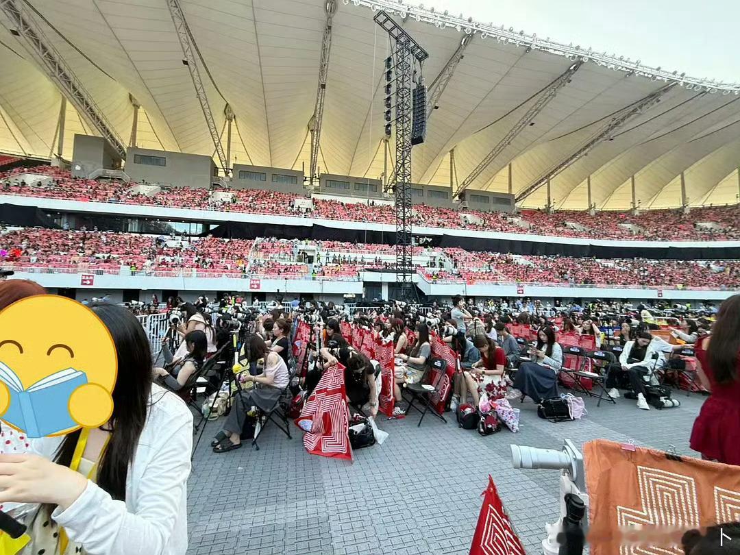 TOP灯牌TOP青岛演唱会这团只有两家粉丝了吗？ 