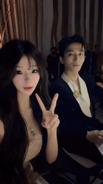 王星越强颜欢笑参加晚宴，和晚宴上的vic小姐姐互动明显就是被迫营业，时不时的发呆