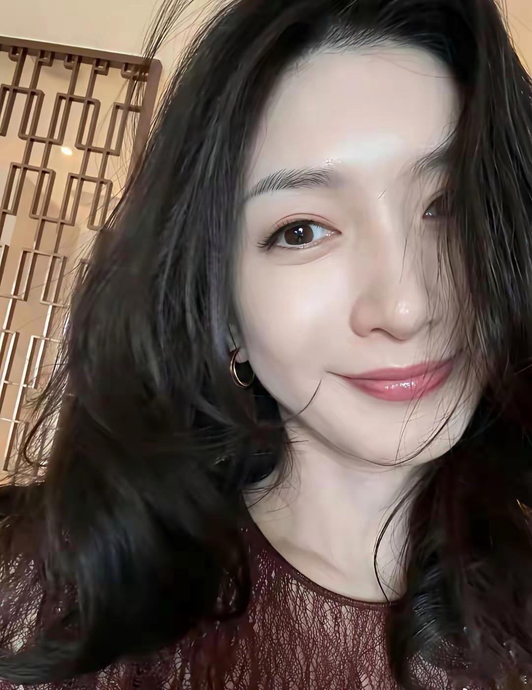 江疏影这组自拍清纯感直接拉满，干净又元气，颜值状态双双在线，越看越心动～ 