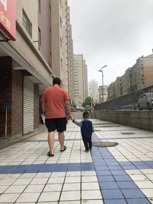 哭着说全世界都在为难我！女子带2岁儿子进女浴室遭拒，到底谁错了？

家人们，最近