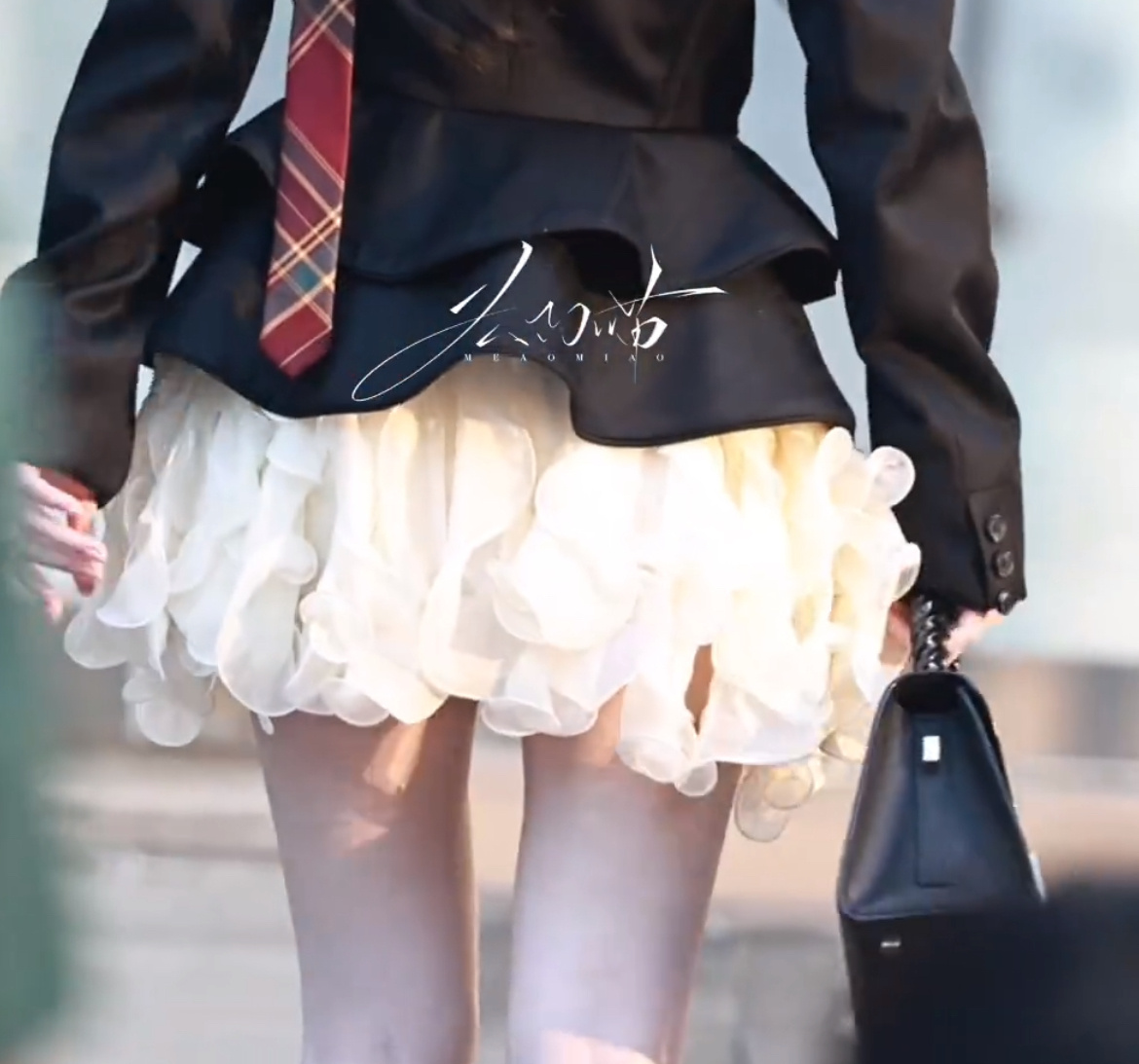 为啥我一直盯着这个地方看好奇怪啊我移不开眼！ 