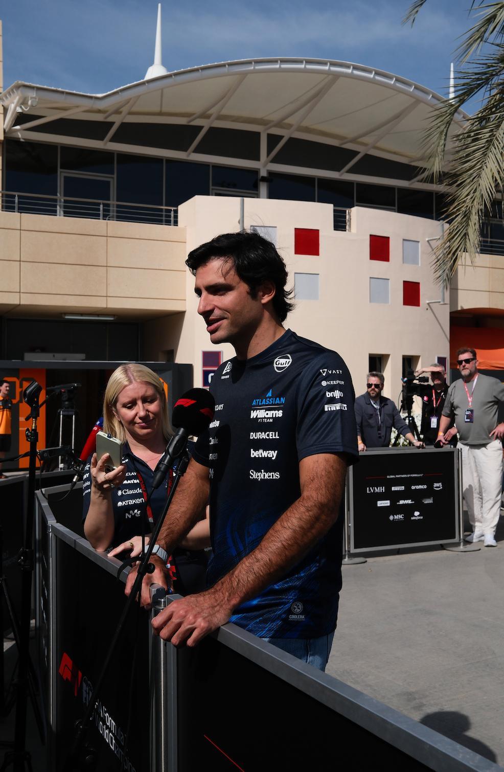 🌞一早就上工接受采访的塞恩斯F12026F1季前测试