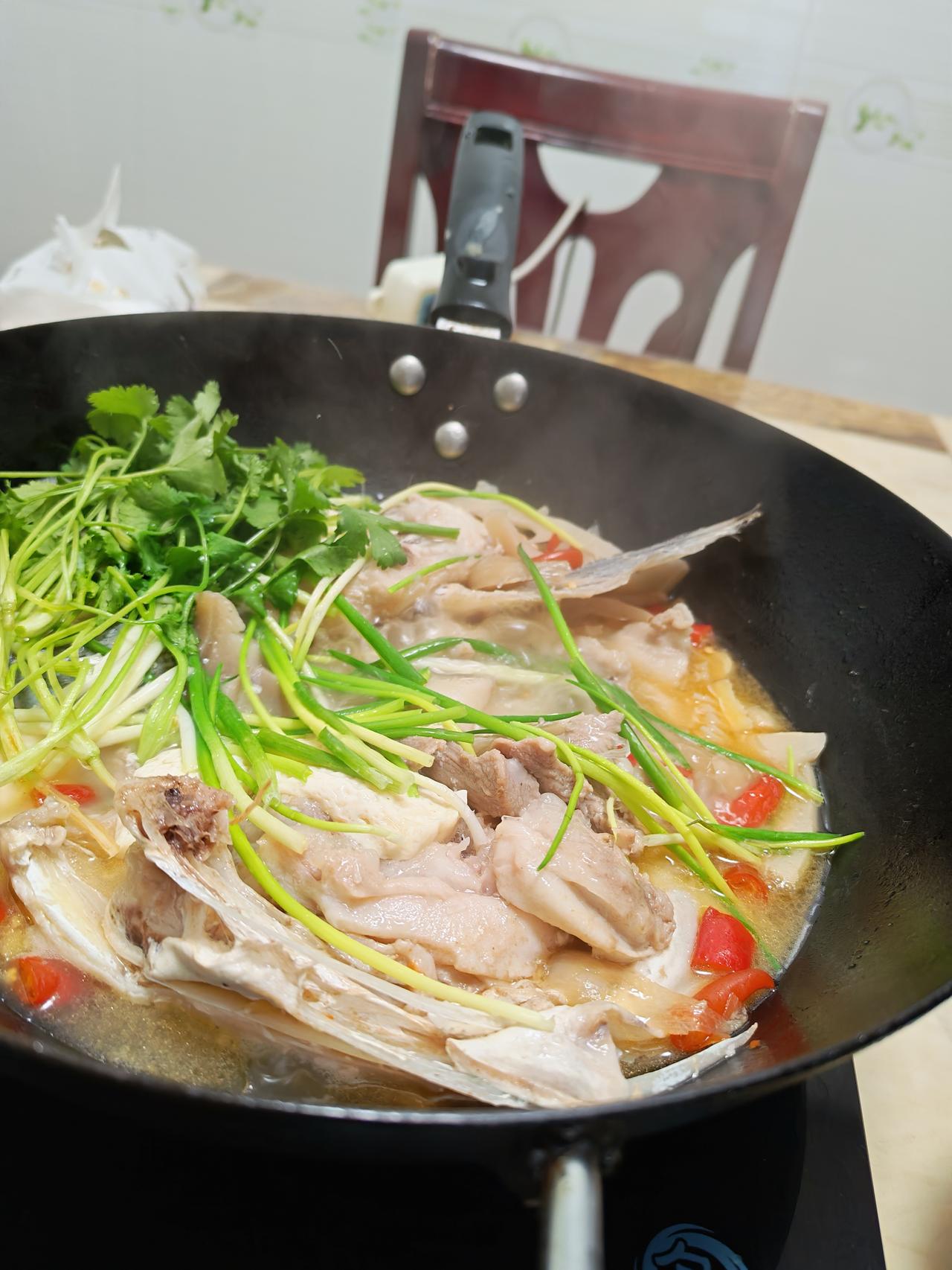 我的烟火日常｜一锅热气腾腾的家常鱼煲✨
 
 最近迷上了研究家常菜，今天给大家晒