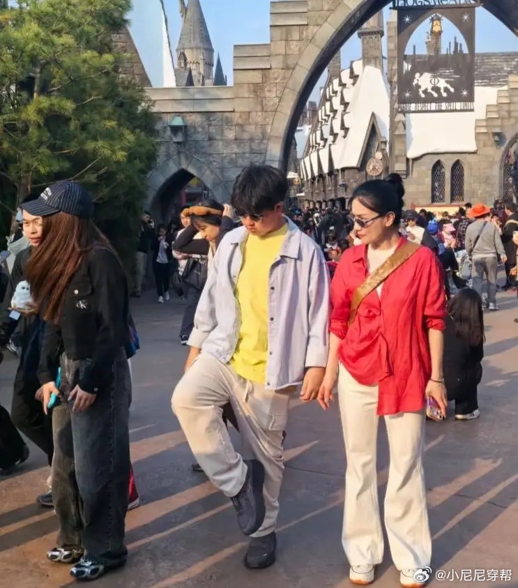 胡可和12岁小儿子小鱼儿逛北京环球影城游玩，小鱼儿身材肥胖，脸部圆润，穿衣打扮好