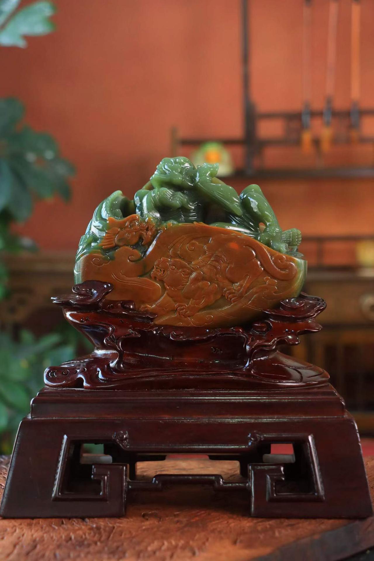 （沙枣青·伏虎罗汉）🐯
🍀精品和田玉沙枣青伏虎罗汉，玉质温润细腻 油性十足 